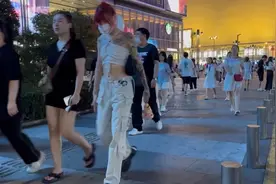 出门溜达会，一条街全是美女啊…看不过来了视频封面
