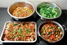 女厨师炒员工餐，分享回猪肝鲜嫩不腥的技巧，做法简单下酒下饭视频封面