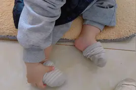 14个月宝宝自主脱袜子，脱完还知道放在鞋子里，忽略小脏鞋😂视频封面