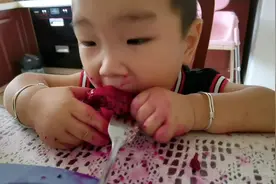 搞不过穿尿不湿的！宝宝吃火龙果，妈妈转身直接无语，这脸和手视频封面