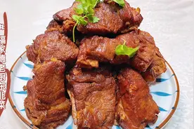 饭店里特色招牌菜“熏猪脊骨”，一煮一熏，满口熏香，味浓不柴！视频封面