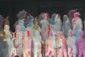 反向输出了！美国小学生唱《阳光彩虹小白马》！视频封面