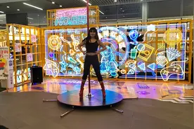 风骚妹跳钢管舞，太风骚了，引起路人一阵一阵的尖叫声视频封面