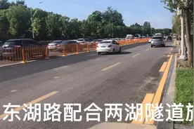 东湖路迁改绿化带后，安装上钢筋隔离护栏。交通状况良好。视频封面