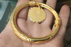 128克的黄金推拉手镯，太重了，戴上手腕肯定会疼视频封面