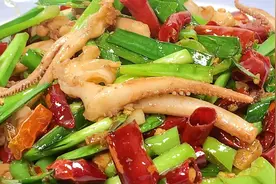 怪不得饭店的鱿鱼须那么好吃，原来方法这么简单，鲜嫩脆爽真过瘾视频封面