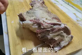 羊前腿把骨头剔掉，看看有多少肉，剔下来的肉沾蒜酱，绝了！。视频封面