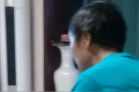 看电视，老头，别看他穿的多潮流，女生评价了说很恶心呕😬视频封面