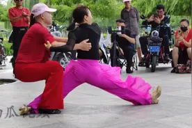 小辫子阿连跳舞太妩媚，连女人看到都觉得不好意思视频封面