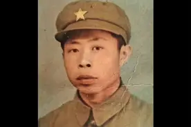 一位战地报务员的故事“炸弹来袭的瞬间我本能的护住电台”视频封面