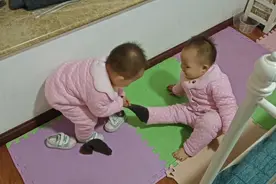 袜子脱不下来怎么办？看双胞胎姐妹会如何做，互帮互助，还挺机智视频封面