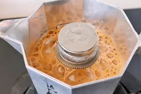 每天早上用摩卡壶煮奶咖已经成了习惯，做任何事只要坚持必有收获视频封面