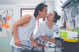 情侣日常|我的最佳女友，经常给我送礼物，还特别温柔给我做早餐视频封面