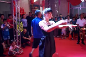 山西农村婚礼，新郎的姐姐音乐学院毕业，现场指挥乐队，太棒了！视频封面