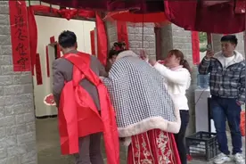 新郎牵新娘手进门，接下来就是拜天地，以后就是二人世界永结同心视频封面