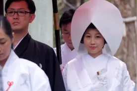真奇葩！快看日本新娘服是怎么穿的视频封面