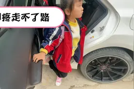 猪妹妹早上起床脚疼，不能走路，一拐一拐的走路去学校，心疼。视频封面