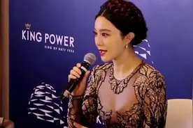 范冰冰路边等车背影照引热议，网友纷纷猜测她的境遇和现状视频封面