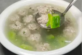 大厨教你苦瓜圆子汤正确做法，汤清味美，夏天多吃可以清热解暑视频封面