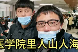 忧忧带着弟弟去郑州医学院做全身体检，门诊楼里人山人海，真热闹视频封面