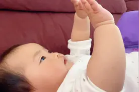 八个月小宝宝玩手手，转手手，玩脚脚，吃脚脚。你家宝宝这样吗？视频封面