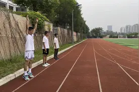 初二男生立定跳远！男生满分标准：2.50m视频封面