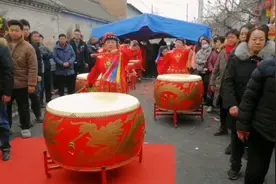 农村世去三周年，儿女们换红仪式，我们换上红服装和主家一起祭拜