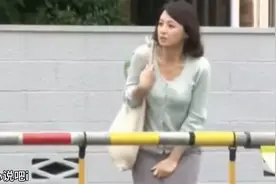 美女着急的表情和动作，估计是吃坏肚子了视频封面