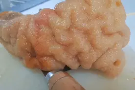 为啥你炸的扣肉都起不了虎纹？酒店大厨告诉你广西扣肉正确做法。视频封面