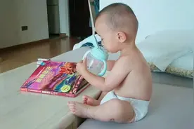 看着姐姐准备的书，在姐姐怀里入睡#家有二胎视频封面