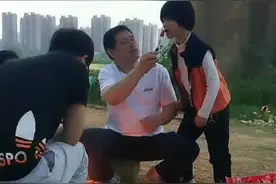 姐姐来武汉新家了，看小姑娘吃烧烤口水串成珠子了视频封面