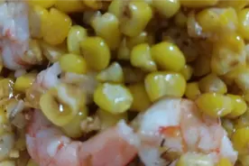 玉米粒炒虾仁，姐弟俩抢着吃，鲜甜美味，下次要买多两斤才够娃吃视频封面