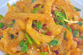 凉拌油炸猪皮家常做法，用料做法简单，香辣十足，下酒下饭都不错视频封面