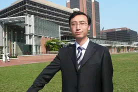 清华北大毕业的学霸去中学应聘老师，说了一句话，令校长刮目相看视频封面