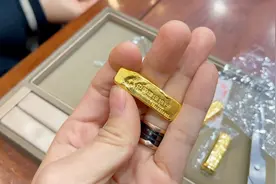 美女拿来的中国建设银行金条，社会险恶以防万一还是验一下的好！视频封面