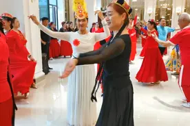 阿连新疆舞团聚会麦舞集锦，记录美好瞬间使生活更加灿烂！视频封面