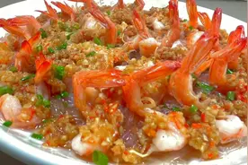 基围虾不要白灼了，放上蒜蓉这样一蒸，出锅虾肉Q弹，蒜香浓郁视频封面