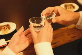 每天晚上都要喝上二三两白酒，这样对身体健康有益？告诉你事实！视频封面