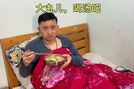 媳妇把饭端到床边给侯哥，听着熟悉的台词，侯哥吓的不敢吃视频封面