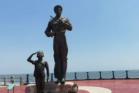 参观青岛西海岸新区古镇口海军公园，蔚蓝色的大海，听大海的涛声视频封面