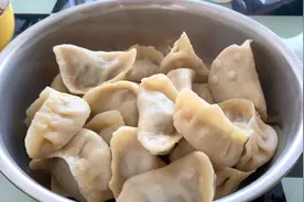东北媳妇包饺子，驴肉馅大蒸饺，沾酱油吃真香，咬一口直冒油！视频封面