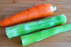 莴笋加1根胡萝卜，我家隔三差五这么做，鲜香入味，吃着特别解馋