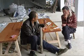 老爸新打了两张桌子，叫来好友一起打牌，也不知道到底谁会输呢视频封面