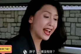 美女被三条狗追，最后还是哭笑不得😲😭😂