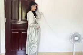 工地打工妹试穿压箱底裙子，穿上时尚太显身材，直言不敢穿出门视频封面