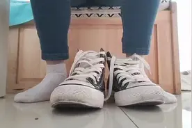 女大学生的帆布鞋视频封面