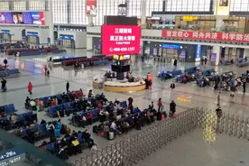 重庆西站究竟有多牛？候车室又宽又大，太震撼了