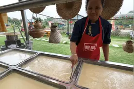 实拍：广西土制豆皮制作全过程，没想到那么简单视频封面