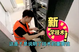 03年的小哥工资350块钱一天，年轻人干工厂是没有前途视频封面