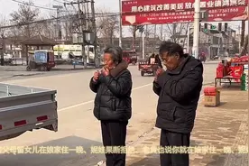妮娃妈妈发现女儿脸上划痕，妮娃妈妈聪明警告三行以后再挠就打。视频封面